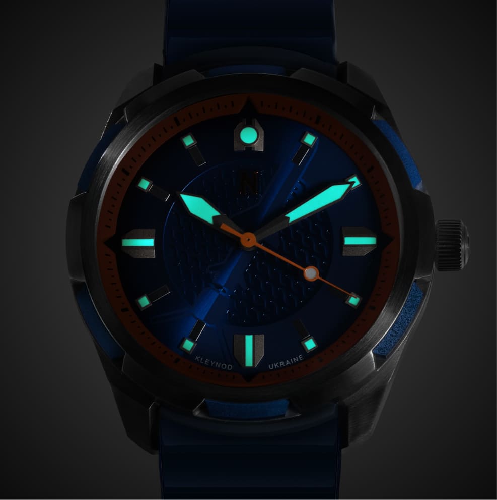На годинникових мітках циферблату та стрілках нанесено покриття  Super-LumiNova
